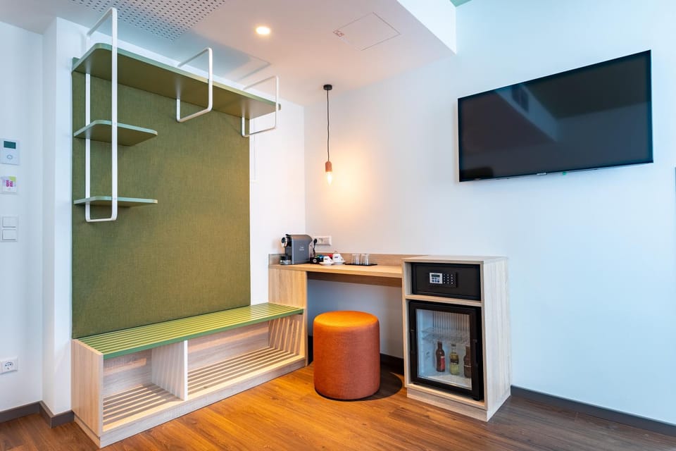 Communal lounge/ TV room, TV and multimedia, Coffee/tea facilities, oven, safe