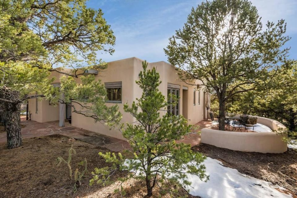 Foothills Retreat- Patios, Rooftop Deck, Quiet, 2BR House in Santa Fe