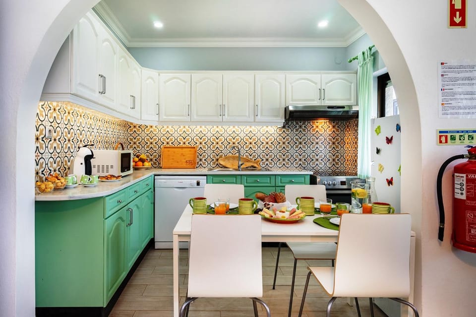 Coffee/tea facilities, Kitchen or kitchenette, Decorative detail, Dining area, Communal kitchen, On site, young children, older children, group of guests, Family