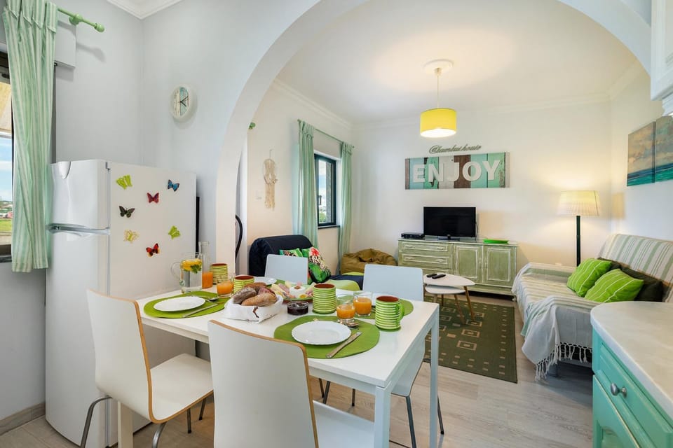 Communal lounge/ TV room, Coffee/tea facilities, Kitchen or kitchenette, Food and drinks, Decorative detail, Dining area, Communal kitchen, On site, Food, Breakfast, young children, older children, group of guests, Family