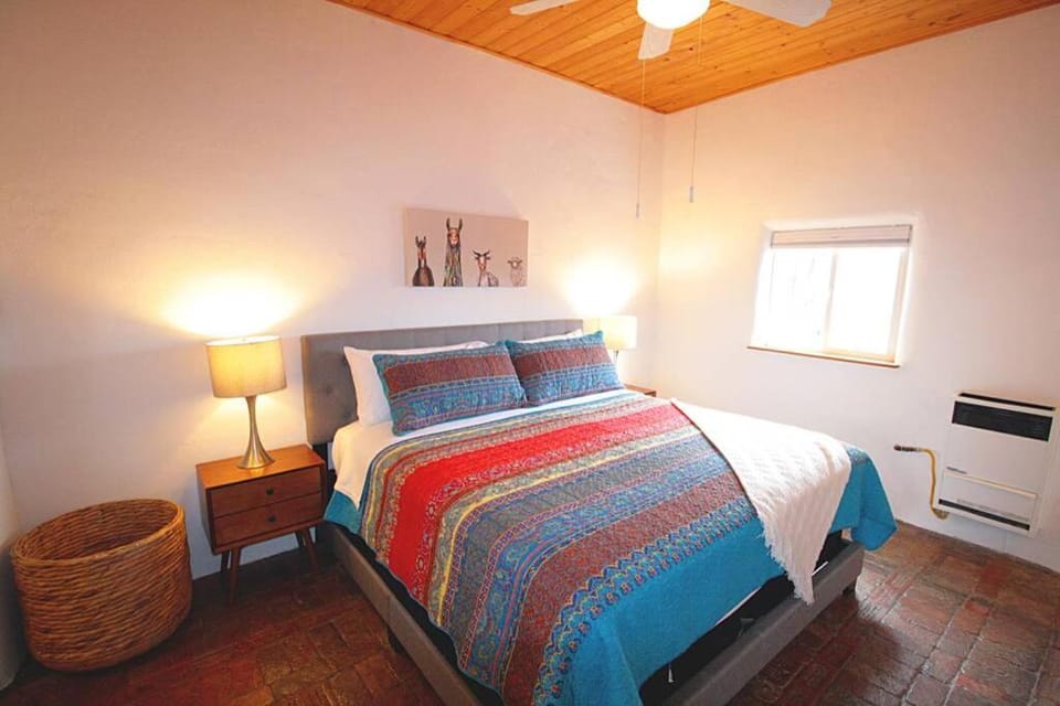 Closson Casita - Patio & Fire Pit - Near Plaza - 1BR House in Santa Fe
