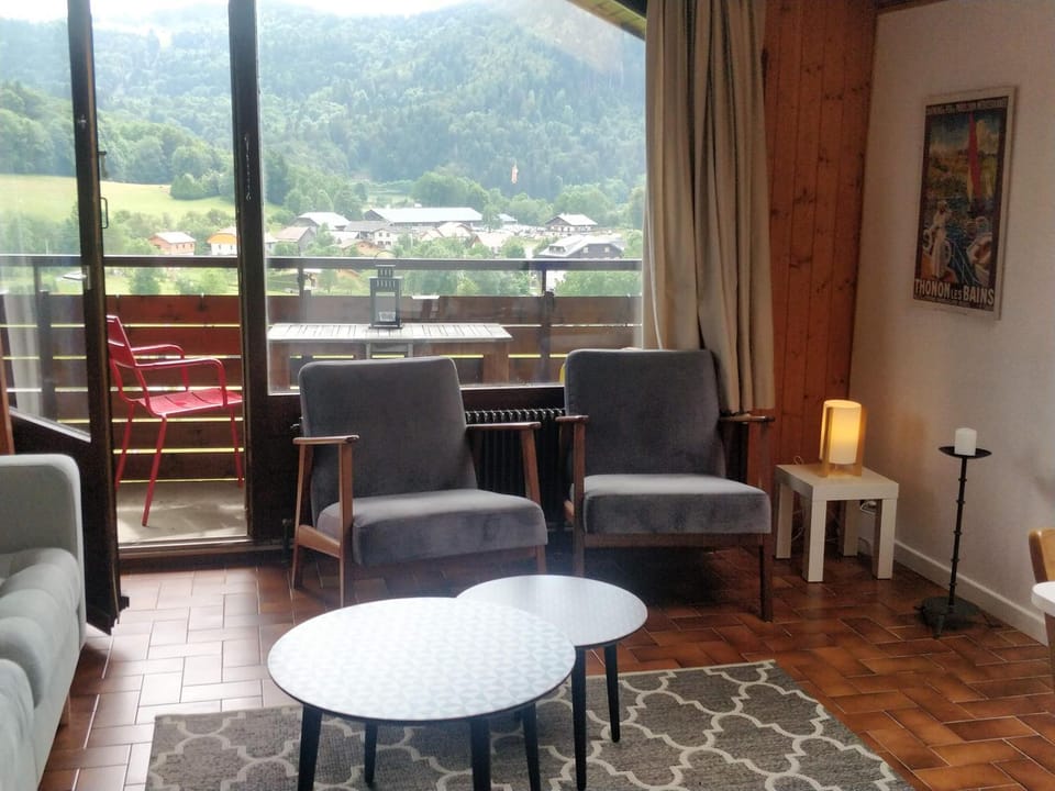 Balcony of lake Geneva Apartment in Haute-Savoie