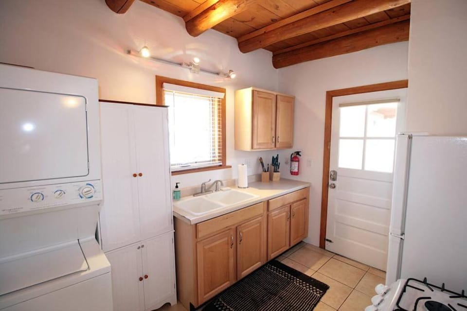 Galisteo Getaway - Courtyard - Near Railyard House in Santa Fe
