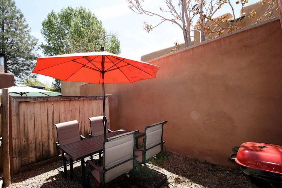 Galisteo Getaway - Courtyard - Near Railyard House in Santa Fe