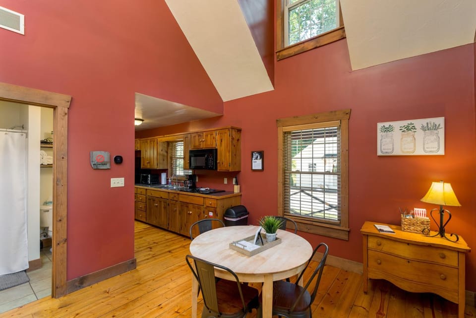 White Pine . Trailside Lodging House in Millersburg