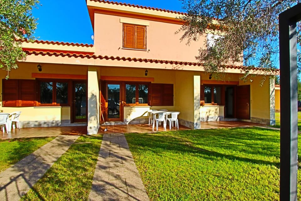 Property building, Patio, Spring, Day, Garden, Dining area, Garden view
