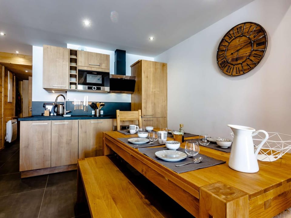 Appt 10 pers rénové, calme, balcon sud, cheminée, Wi-Fi, proche pistes - FR-1-545-14 Apartment in Les Allues