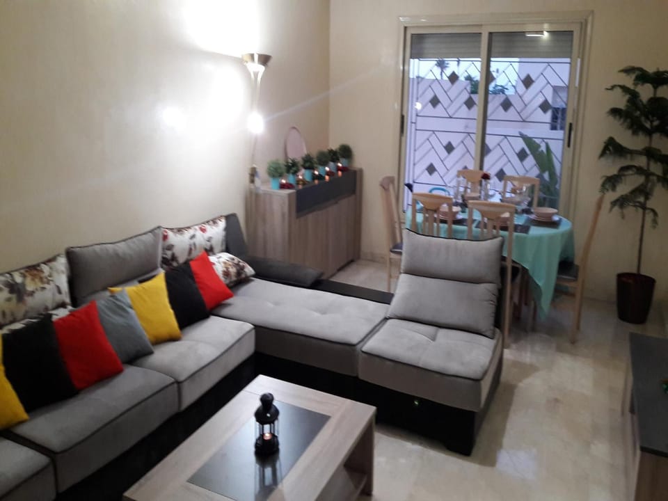 Restaurant/places to eat, Living room