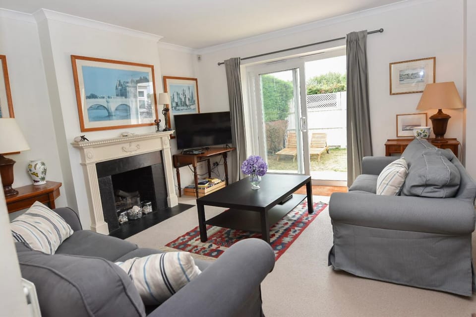 Communal lounge/ TV room, Living room