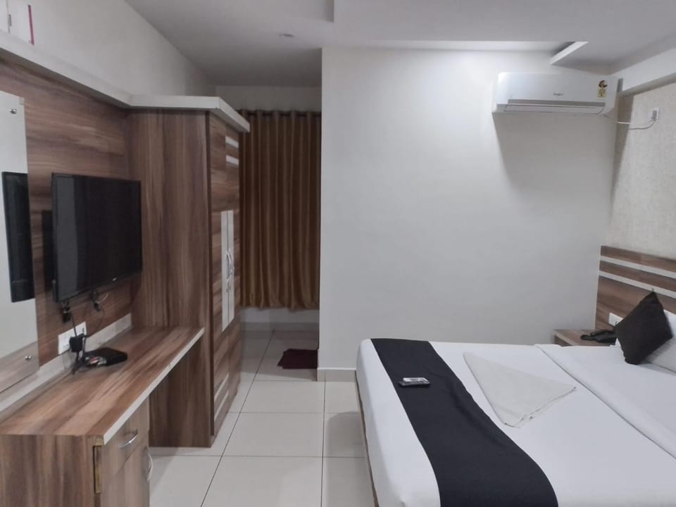 Bed, TV and multimedia, Photo of the whole room, Bedroom, air conditioner