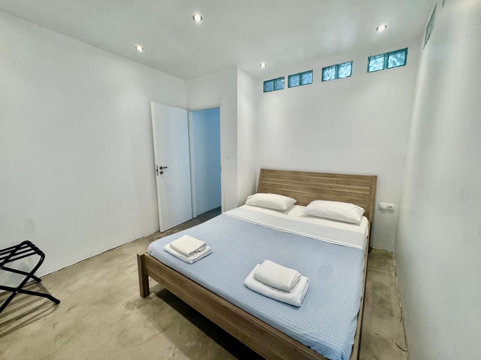 Bedroom, towels