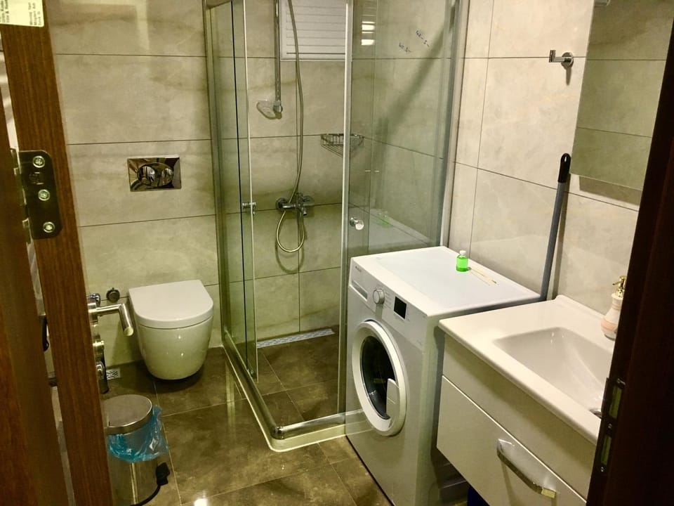 Shower, Toilet, Bathroom, towels, washing machine