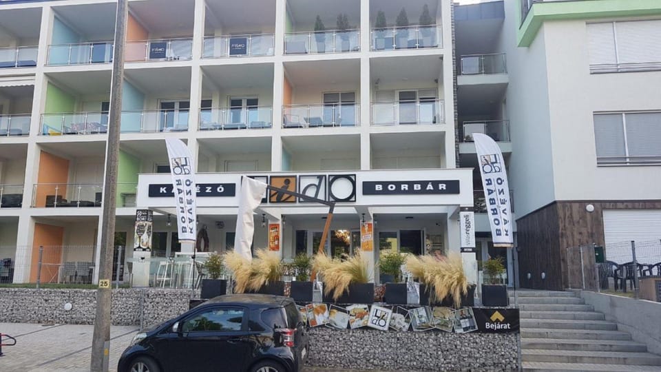 Facade/entrance, Lounge or bar