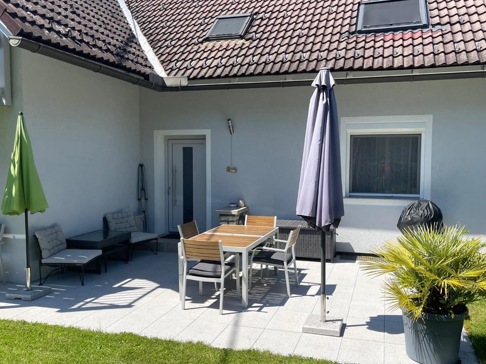 Garden, Seating area, Dining area
