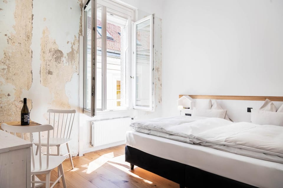 Bed, Photo of the whole room, Seating area