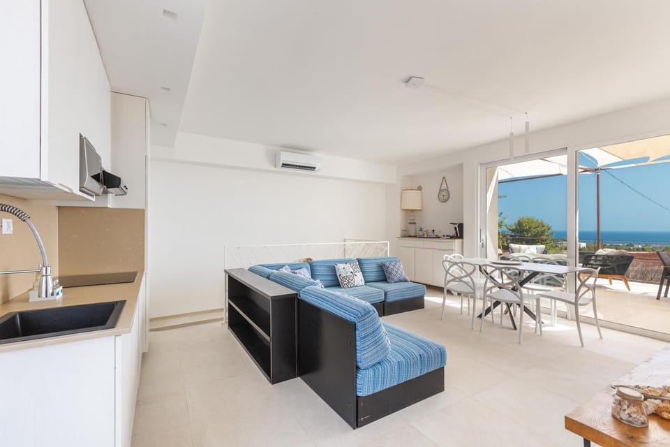 Kitchen or kitchenette, Living room, Seating area, Dining area, minibar, air conditioner
