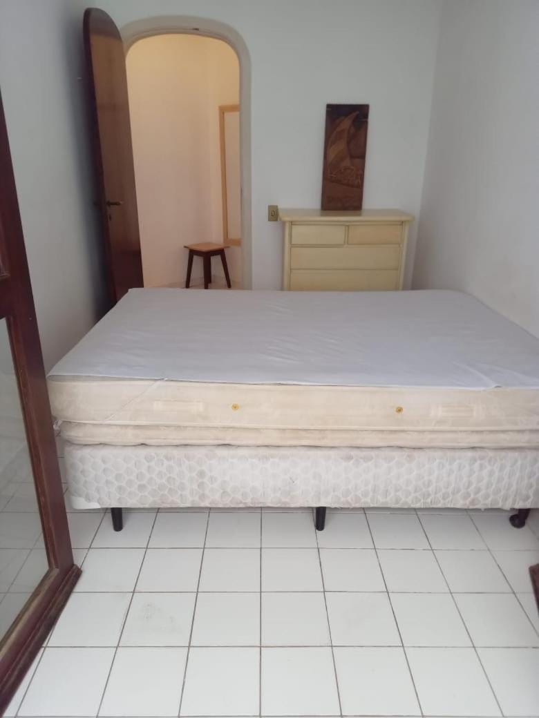 50 Metros da PRAIA da Enseada, poucos passos da MELHOR praia do Guaruja e ao lado de vários estabelecimentos, podendo fazer tudo a pé ! Apartment in State of São Paulo