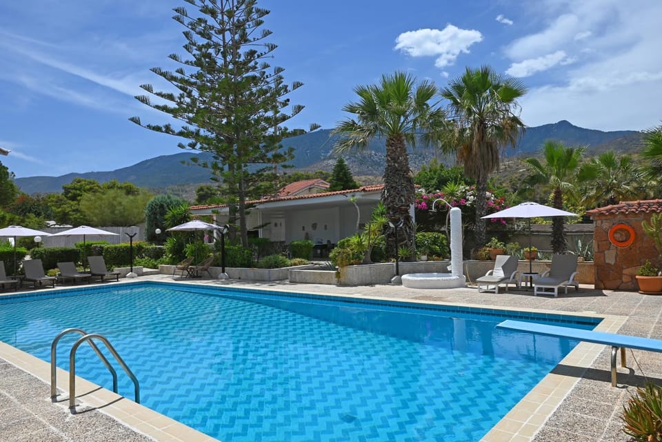 Swimming pool, sunbed