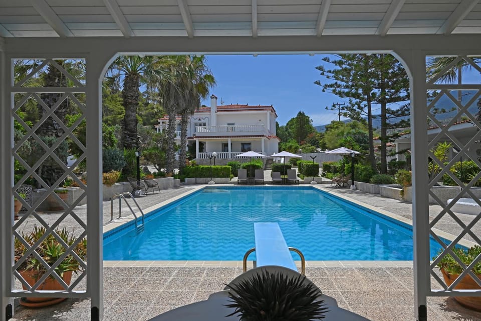 Property building, Garden, Swimming pool, sunbed
