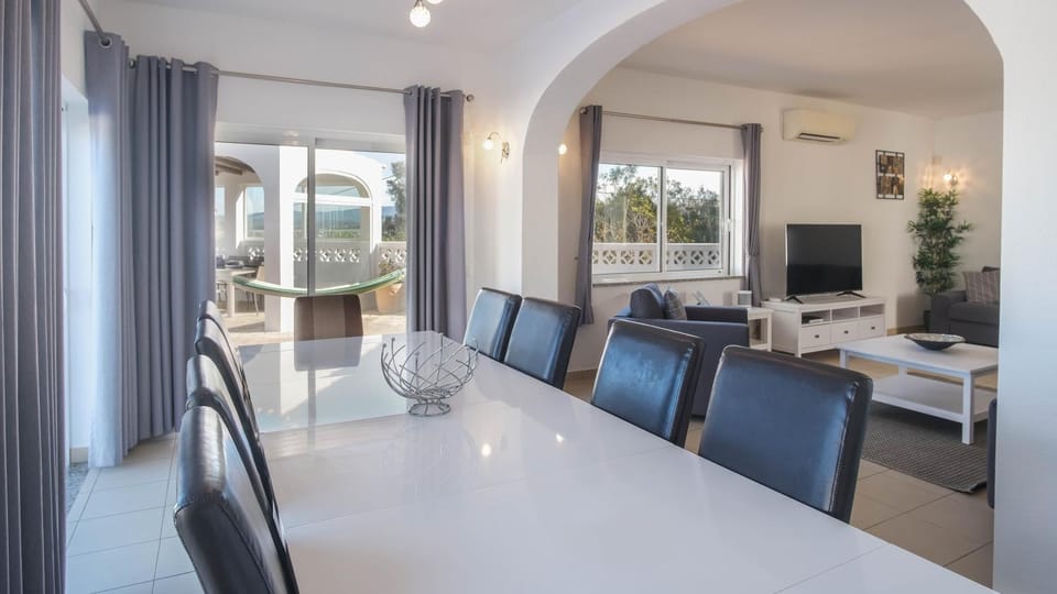 Communal lounge/ TV room, TV and multimedia, Living room, Seating area, Dining area, Evening entertainment