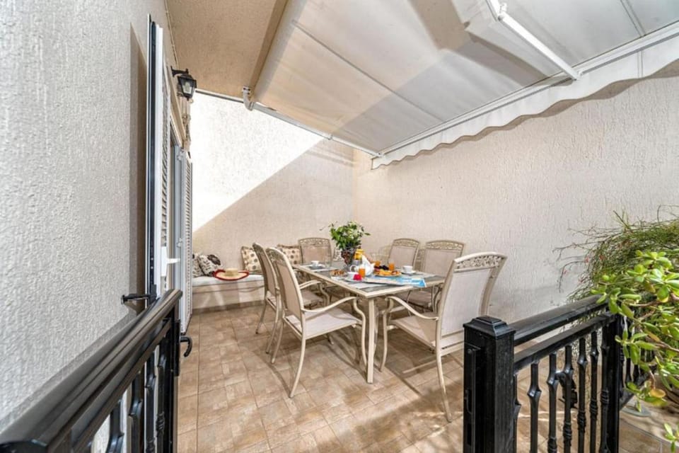 Property building, Garden, Balcony/Terrace