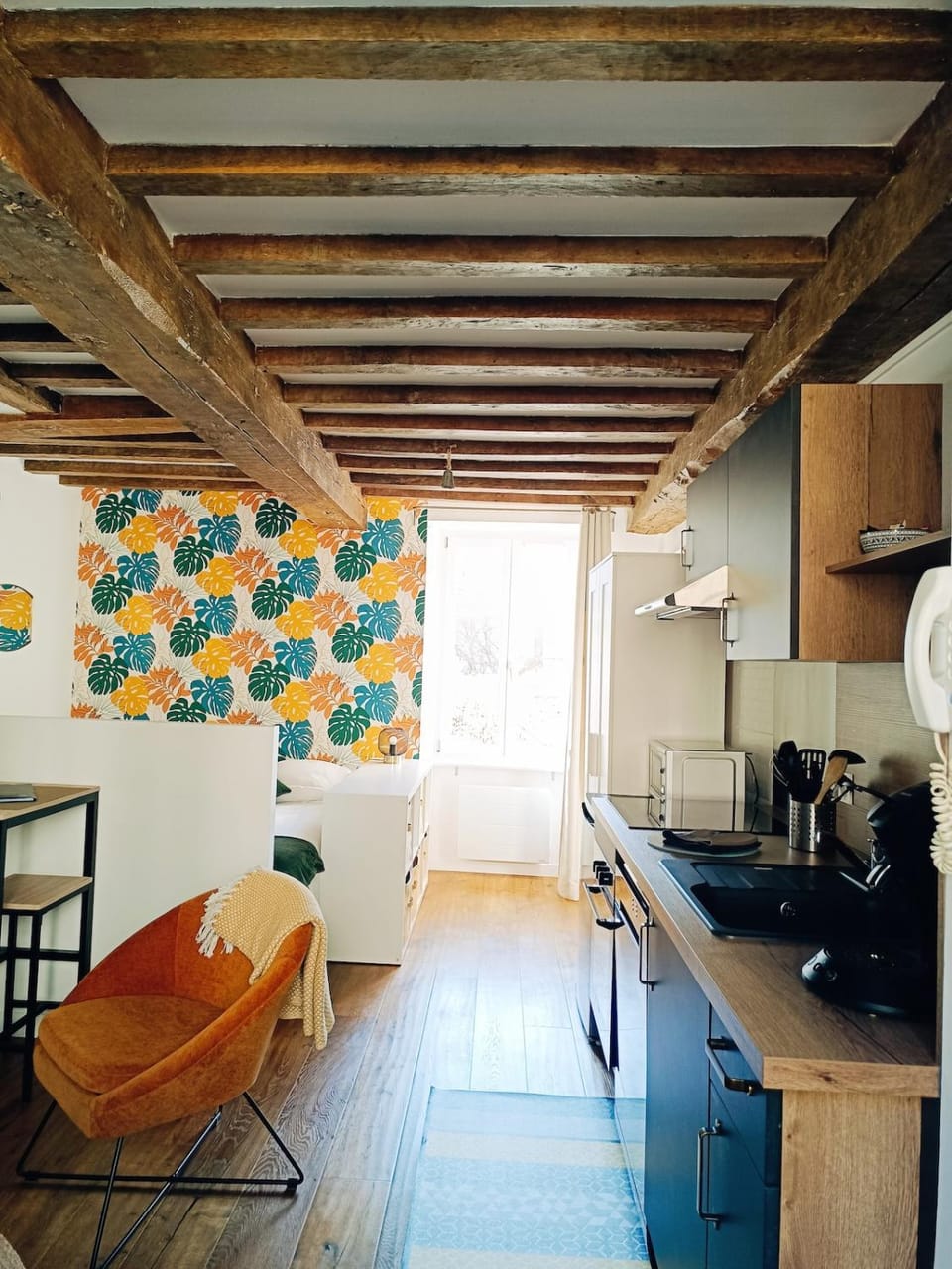 Photo of the whole room, Seating area