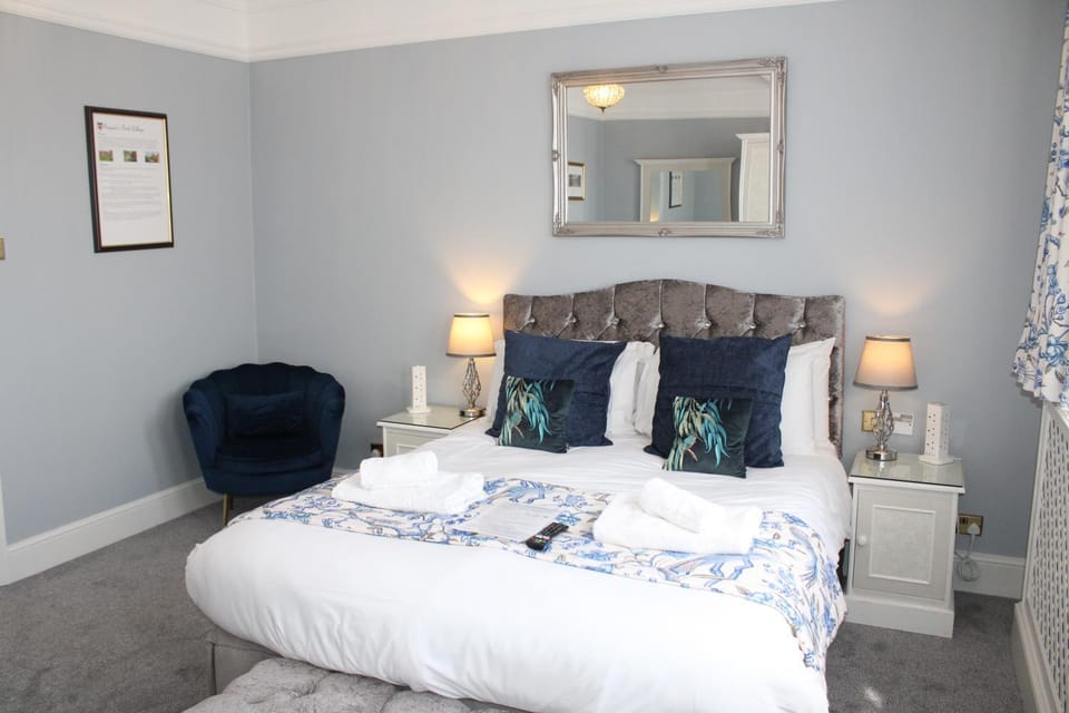 Photo of the whole room, Bedroom, towels