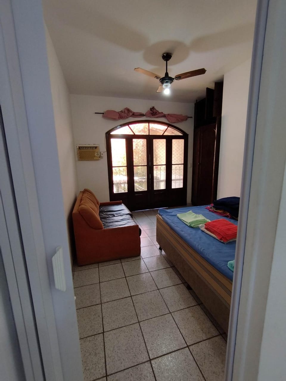 Seu Apto Centro Praia da Costa 9 Simples e Barato Mobiliado Ar Cond Fogão TV Geladeira Local Excelente Apartment in Vila Velha