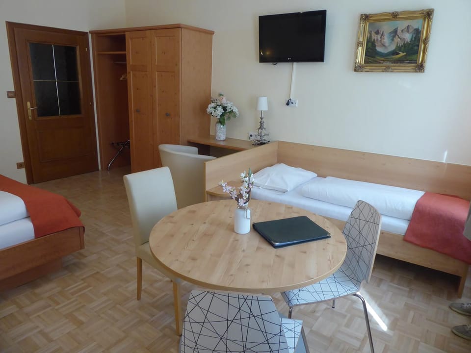 Bed, TV and multimedia, Photo of the whole room, Seating area, Bedroom