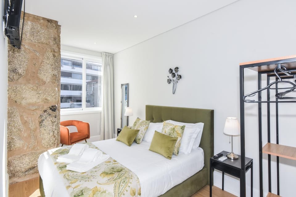 Bed, TV and multimedia, Photo of the whole room, Bedroom, towels