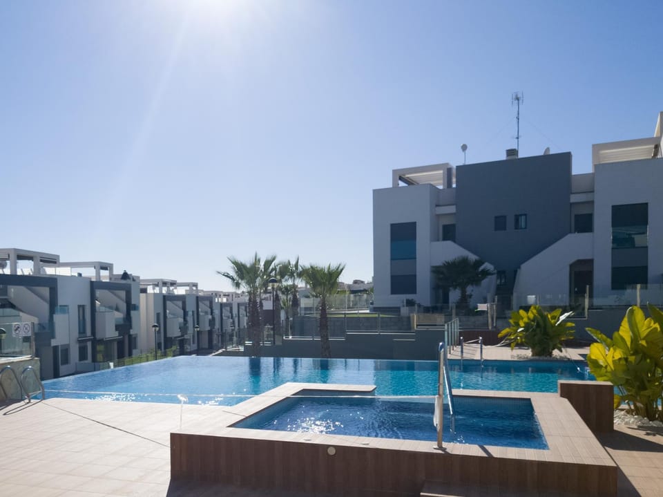 Day, Pool view