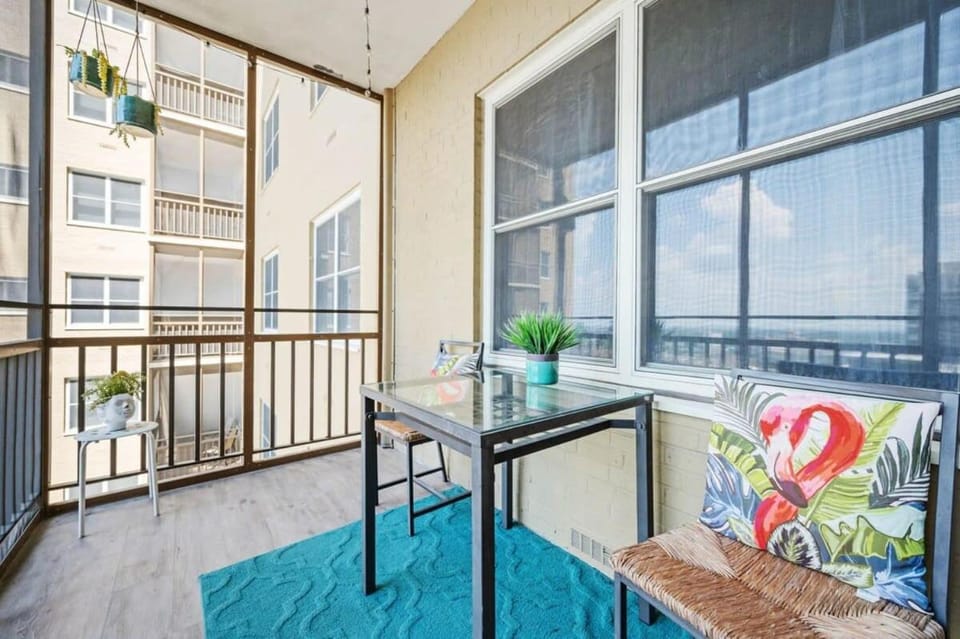 Downtown! Private Balcony! 24 Concierge! PT11H Apartment in Atlanta