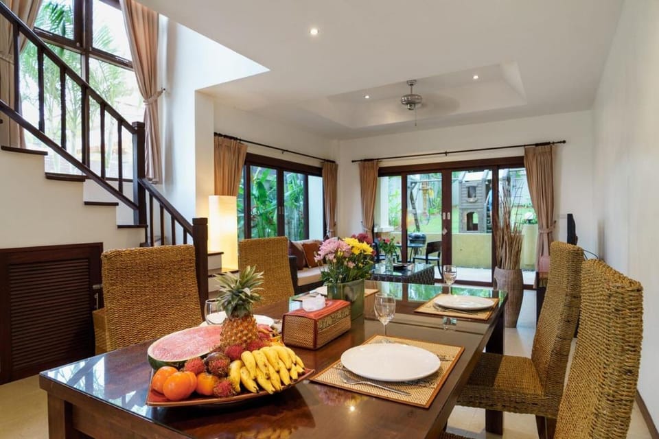 Living room, Food and drinks, Seating area, Dining area, Food