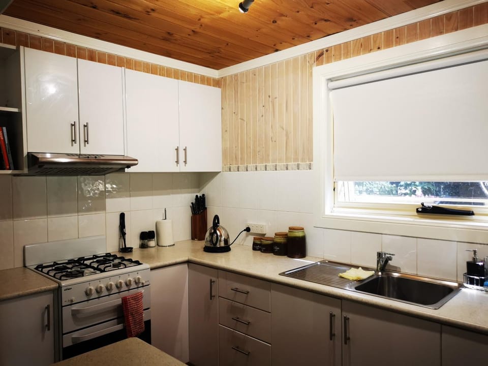 Coffee/tea facilities, Kitchen or kitchenette, stove, toaster