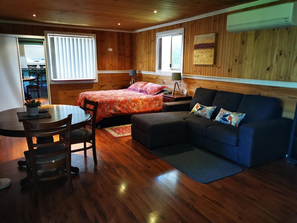 Bed, Living room, Photo of the whole room, Seating area, Dining area
