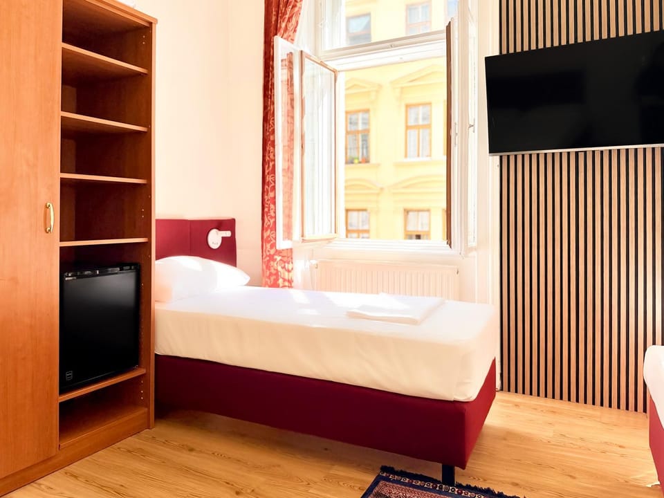 Bed, TV and multimedia, Bedroom