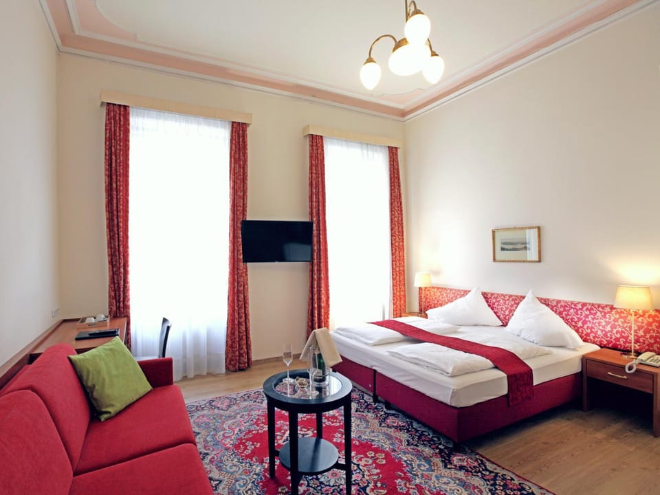 Bed, TV and multimedia, Seating area, Bedroom