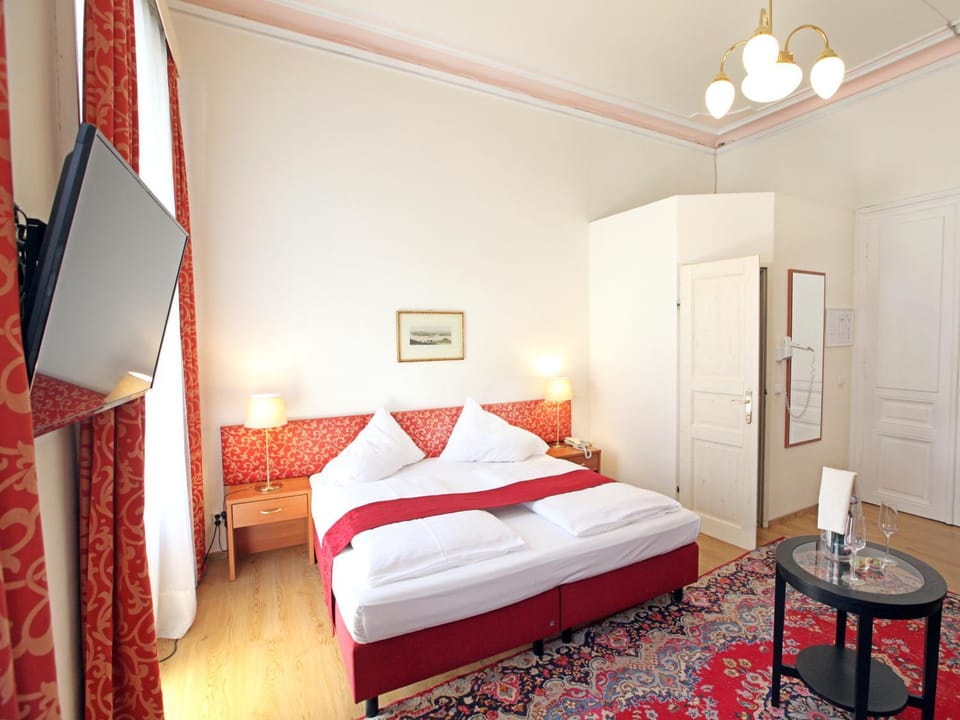 Bed, TV and multimedia, Seating area, Bedroom, wardrobe