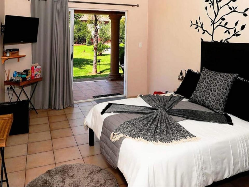 Bed, Photo of the whole room, Bedroom, Garden view