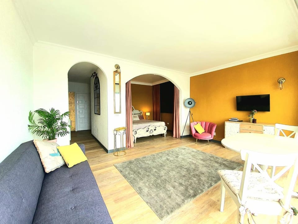 TV and multimedia, Seating area, Dining area