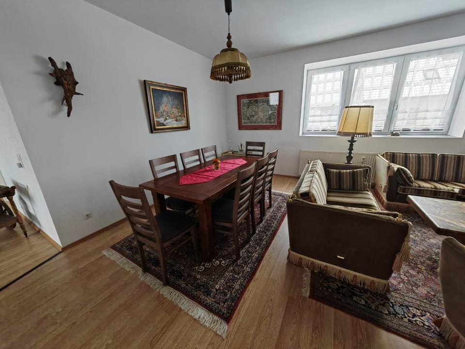 Seating area, Dining area