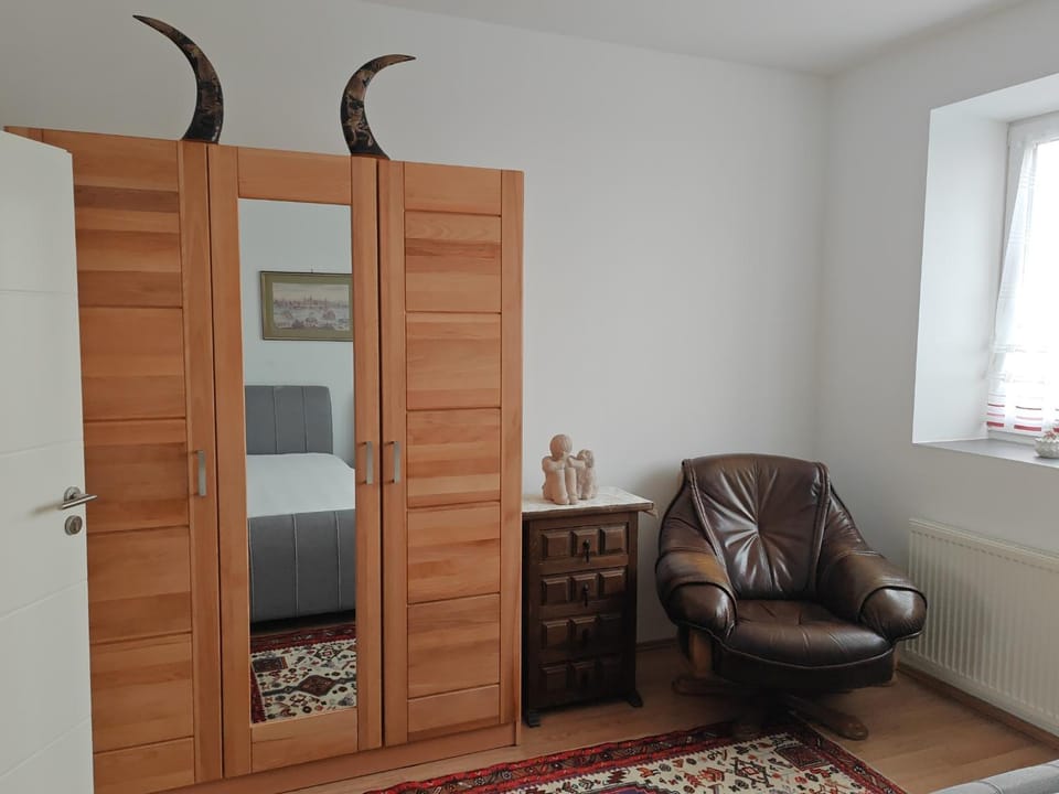Seating area, Bedroom, wardrobe