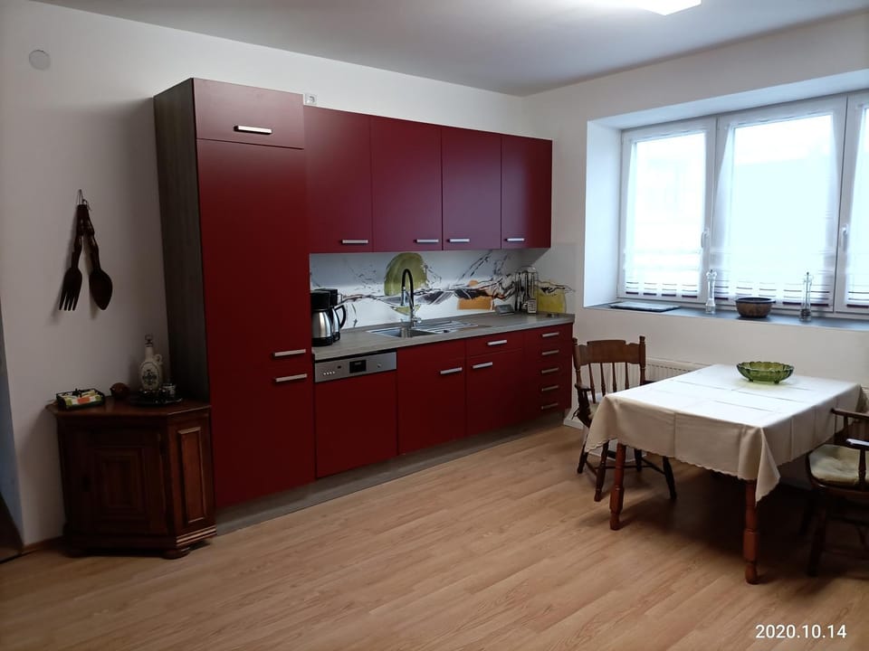 Kitchen or kitchenette, Communal kitchen