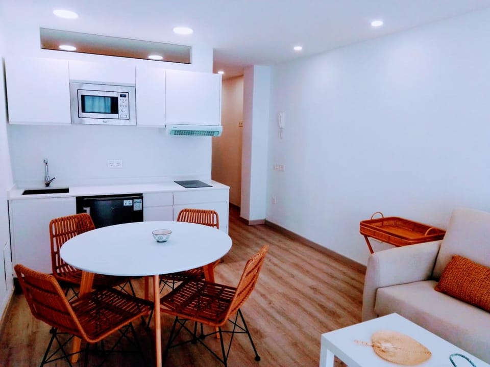 Kitchen or kitchenette, Living room, Seating area, Dining area