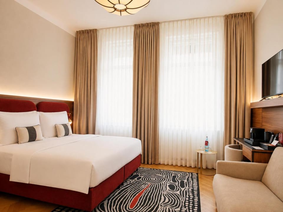 Bed, TV and multimedia, Photo of the whole room, Seating area, Bedroom