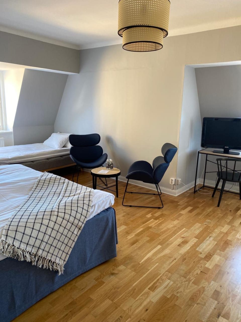 Bed, Seating area