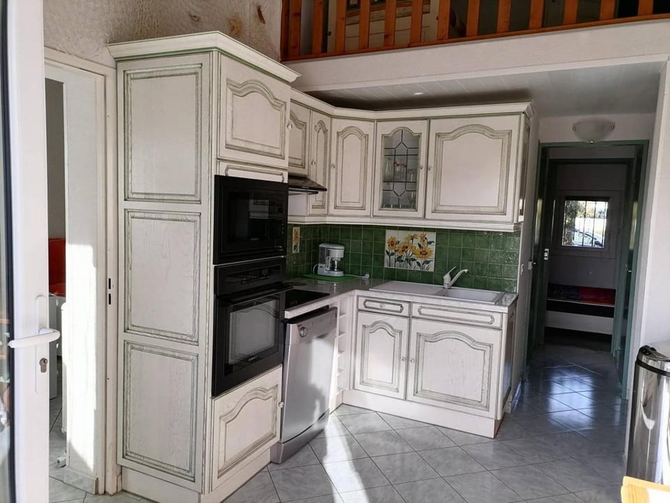 Kitchen or kitchenette, dishwasher, oven, stove