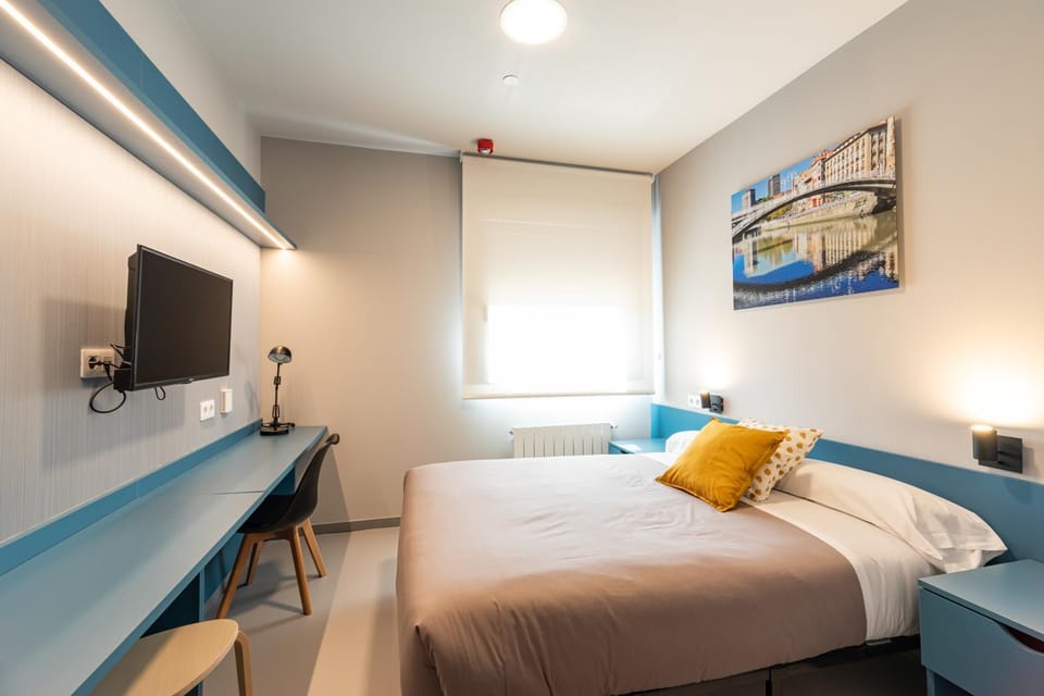 Bed, TV and multimedia, Bedroom