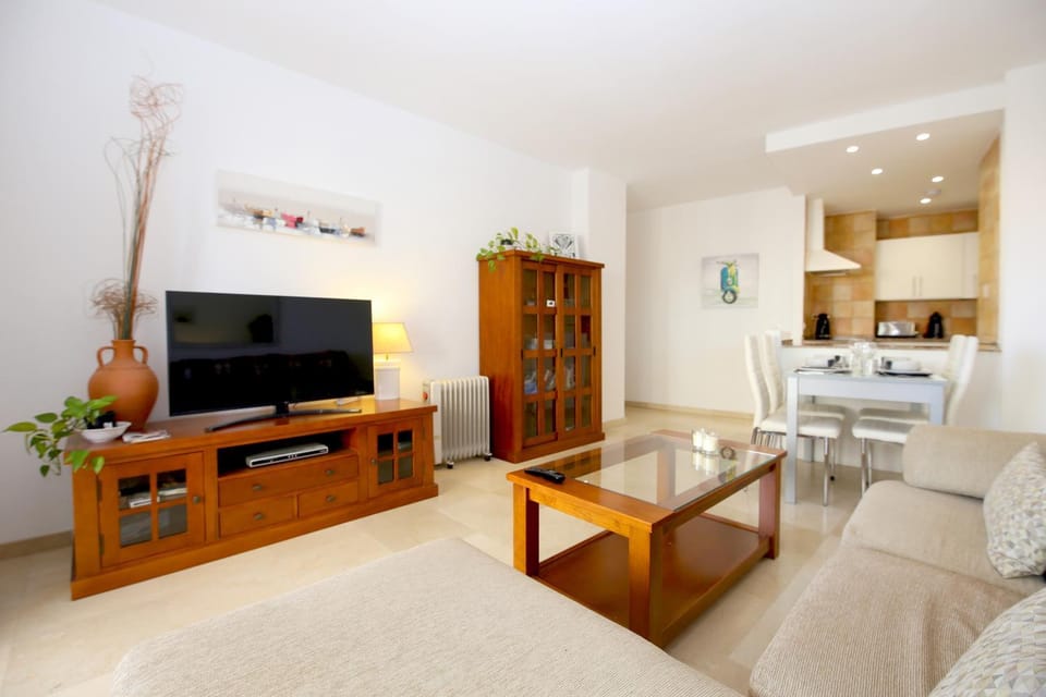TV and multimedia, Kitchen or kitchenette, Living room, Seating area, Dining area