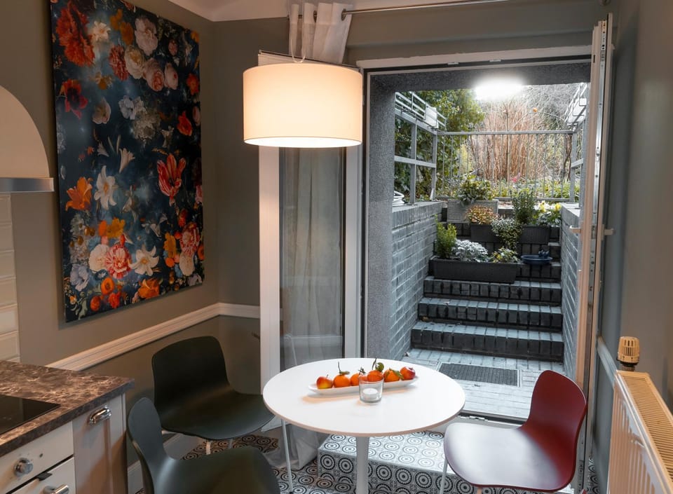 Kitchen or kitchenette, Seating area